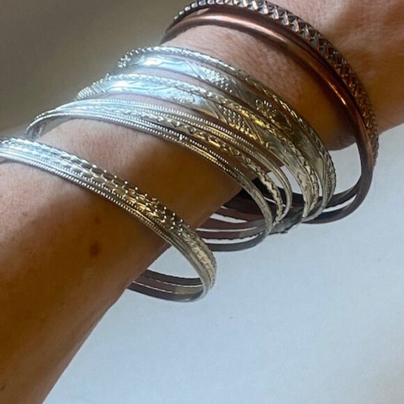 Vintage Bangle Lot 24 bangles Silver tone, black, copper tone and charcoal - Picture 1 of 9